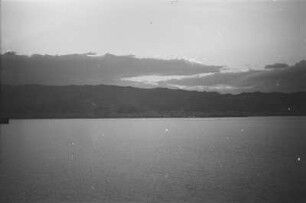 Straße von Messina : Blick vom Schiff auf das Meer und die Küste von Messina