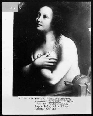 Die heilige Katharina von Alexandrien zwischen zwei Rädern