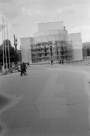 Aufnahmen vom Wiederaufbau der Volksbühne am Rosa-Luxemburg-Platz (ehemals Volksbühne Berlin) in Berlin : Ansicht der Hauptfassade