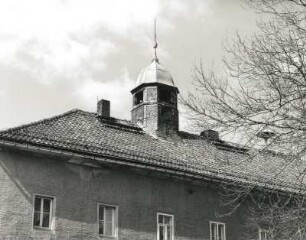 Wachau-Leppersdorf, Mühlstraße 16. Bauerngut u. ehem. Erbgericht (2. H. 19. Jh.). Straßenansicht des Hauptbaues (Teilansicht) mit Dachreiter