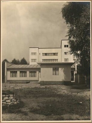 Gemeindehaus der St.Laurentius-Kirchengemeinde, Am Generalshof, Berlin-Köpenick. Kindergarten: Aussenaufnahme Gartenfassade mit Innenhof und Sandkasten