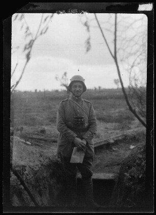 Oberleutnant Knorr in einem Schützengraben