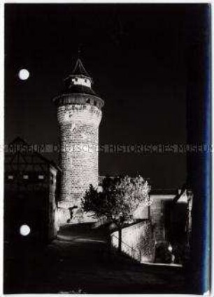 Nürnberg, Kaiserburg, Sinwellturm bei Nacht