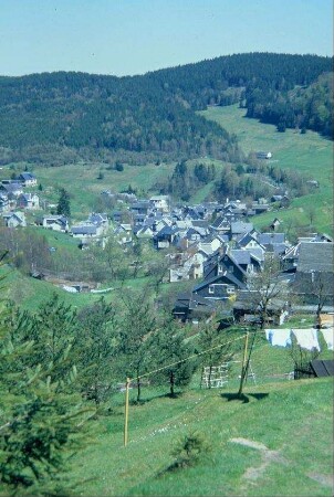 Ortsansicht vom Forstweg aus, hinten Eschenbachsheide