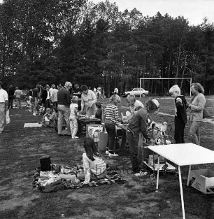 Dorffest: Kinder und Erwachsene bei verschiedenen Ständen