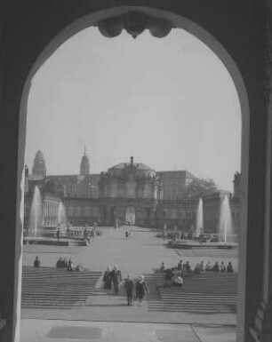 Dresden. Zwinger, Blick vom Wallpavillon zum Glockenspiel-Pavillon mit Bogengalerien