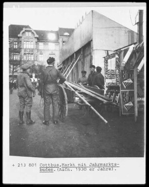 Cottbusser Markt mit Jahrmarktsbuden