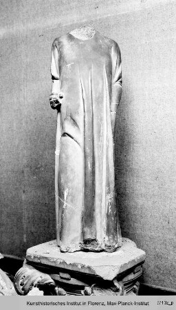 Männliche Statue mit Handschuhen in der linken Hand - Heiliger Bartholomäus?