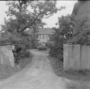 Schlichow. Herrenhaus : Dissenchen-Schlichow (Cottbus-Dissenchen). Herrenhaus, Gutshaus Schlichow (1780). Blick von der Toreinfahrt nach Südosten