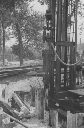 Beseitung zerstörter Bunker am Rhein im Bereich Karlsruhe