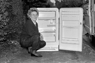 Schleswig-Holsteinische Stromversorgungs AG (Schleswag) tauscht 40 Jahre alten Kühlschrank von Christa Roos gegen ein neues Gerät