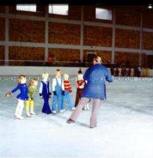 Ausbildung von Kindern im Eiskunstlauf in der Dynamo-Sporthalle in Berlin-Weißensee