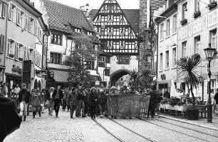 Freiburg im Breisgau: Demo gegen die Räumungen der Häuser in der Wilhelmstraße 36 und am Schlossbergring