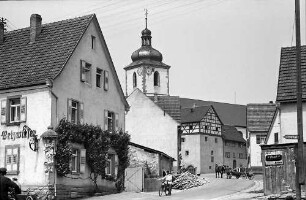 Königshofen: Dorfstraße und Kirche