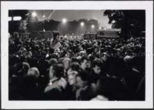 Riesige Menschenmenge am 3. Oktober 1990 in Berlin (Altersgruppe 14-17)