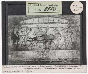 Alexandria: Nekropole von Kôm-esch-schukâfa, Hauptgrab, Hauptkammer, Mittelfries der mittleren Nische: Mumienbereitung, Horus, Anubis, Thoth