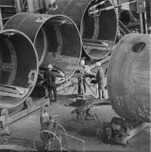 Rudisleben. VEB Chemieanlagenbau Erfurt - Rudisleben. Werkhalle, Behälterbau. Mitglieder des betrieblichen Filmzirkels bei Dreharbeiten mit der Schmalfilmkamera