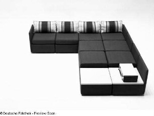 Sitzgruppe (variabel) : Variable Sitzgruppe (1972; Möbelkombinat Halle). Ansicht mit Beistelltischen