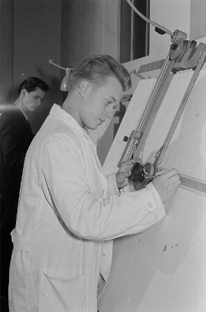 Heinz Jagelmann beim Konstruktionszeichnen in der Leipziger Fachschule für Gießereitechnik