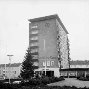 Marktplatz: Rathausgebäude, rechts Filiale der Kreissparkasse, im Hintergrund Wohngebäude des Stonsdorfer Weges: Blick von Westen