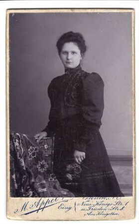 Junges Mädchen mit Blumenbuquet.