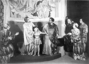 Ein Wintermärchen. Schauspiel in vier Akten von William Shakespeare. Staatsschauspiel Dresden, Neueinstudierung 25.08.1932 mit Musik von A. Chitz. Mit Willi Kleinoschegg als Leontes, König von Sizilien, Grethe Volckmar als dessen Gemahlin Hermione, Peter von Stein als Mamillius und Lotte Meyer als Perdita, ihre Kinder, Paul Paulsen als Antigonus, Walter Liedtke als Cleomenes und Wolfgang Nufer als Dion, vornehme Sizilianer, Stella David als Antigonus' Gemahlin Paulina, Tom Farecht als 1. Edelmann, Carla Hacker als Hofdame, Siegfried Lewinsky als Gerichtsbeamter, Alexis Posse als Polyxenes, König von Böhmen, Felix Steinböck als dessen Sohn Florizel, Rudolf Schröder als alter Schäfer, Martin Hellberg als dessen Sohn, Luis Rainer als Spitzbube Autolycus, Lotte Gruner als Mopsa und Ursula Neumann als Dorcas, zwei Schäferinnen u. a. Regie: G. Kiesau, Bühnenbild: A. Mahnke, Tänze: E. von Cleve-Petz. Fotografien (Negativabzug auf Papier) von Ursula Richter : Grethe Volckmar als Hermione, Peter von Stein als Mamillius, Willi Kleinoschegg als Leontes, Tom Farecht als 1. Edelmann und Carla Hacker als Hofdame