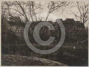 Wallgraben und abgebrochene Böschungsmauer in Löwenberg