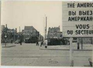 Volkspolizisten kontrollieren an der Sektorengrenze in der Friedrichstraße Ecke Zimmerstraße