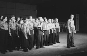 Nationales Kulturensemble der DDR : Auftritt eines Chores