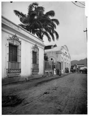 Puerto Cabello (Venezuela). Straßenszene vor einer Privatresidenz