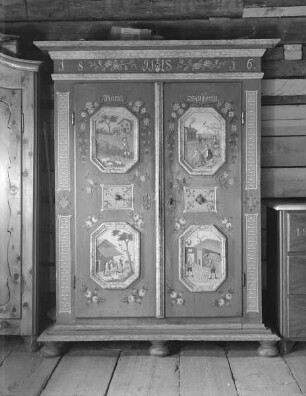 Schrank mit der Darstellung der vier Jahreszeiten