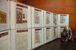 Präsentation der Ausstellungstafeln der Ausstellung "Weltuntergang 2012?" im Foyer