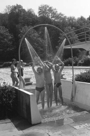 Badebetrieb im Freibad Wolfartsweier