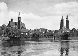 Breslau (Wroclaw). Dominsel mit Kreuzkirche (links) und Dom (rechts). Blick über die Oder
