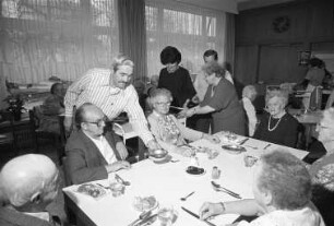 US-Veteranenclub Karlsruhe. Traditionelle Truthahn-Bewirtung für die Bewohnerinnen und Bewohner des städtischen Altersheims am Klosterweg