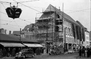 Freiburg i. Br.: Kaiserstraße am Bertoldsbrunnen mit Neubau Oberpaur