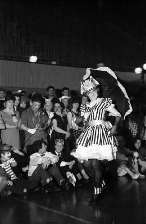 Freiburg: Stadthalle, Wahl der Miss Fasnet, die Anwärterinnen zur Miss Fasnetwahl