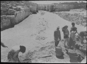 Tell el-mutesellim [Megiddo], Auffahrt z. Tor, Stratum V A, oberer Teil