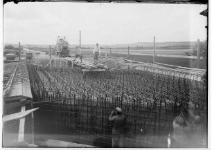 Bauarbeiten der Firma Deutschmann an der Reichsstraße 32 bei Ennetach und Mengen 1935; Verschalung für eine Brücke