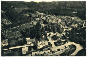 Oybin. Blick vom Berg Oybin über den Ort zum Scharfenstein