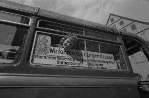 Rothenburg ob der Tauber: Kleines Rothenburger Mädchen gukt aus Autobusfenster