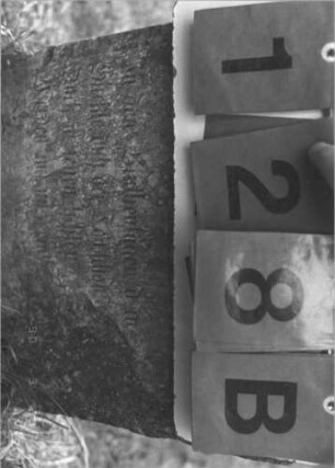 Grabstein 128 (Index: 100008958) Zustand: rechte unter Ecke abgebröckelt Maße HxBxT: 58x35x5 cm Besonderheit: Kindergrab: Grabstein 128B