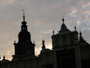 Rathausturm links und Silhouette der Tuchhallen am Hauptmarkt