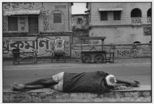Puri. Schlafender Mann an einer Straße