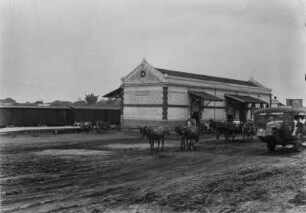 Bahnhofsgebäude : Blick vom Vorplatz auf den Bahnhof von Valparaiso
