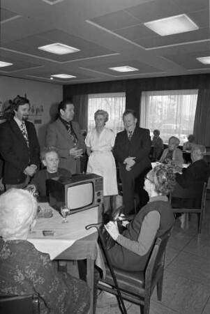Patenschaft der Stadt Karlsruhe für die ARD-Fernsehlotterie 1977 "Ein Platz an der Sonne". Tombola-Aktion der CDU-Stadtratsfraktion