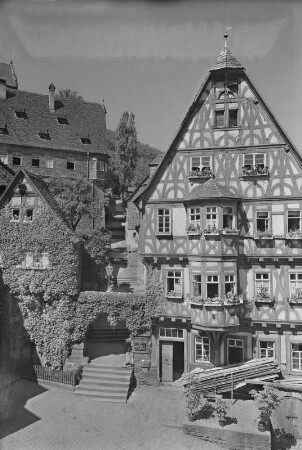 Miltenberg, Alter Marktplatz : Miltenberg. Alter Marktplatz am Schnatterloch mit ehemaligem Torwärterhaus (16./17. Jahrhundert), Schloßgasse 1, und Fachwerkhaus mit Mittelerker (1508, 1594), Hauptstraße 185