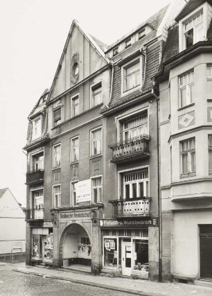Radeberg, Wohnhaus : Radeberg. Wohnhaus mit Läden und ehemaligem Filmtheater Freundschaft. Hauptstraße 36. Um 1905. Straßenansicht
