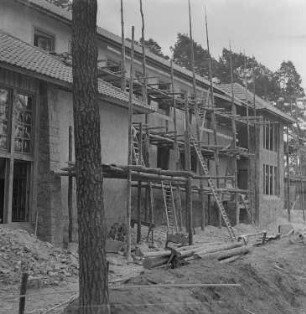 Baustelle der Pionierrepublik "Wilhelm Pieck" am Werbellinsee : Arbeiter auf der Baustelle des Lagerhauptgebäudes