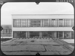 Dessau (Dessau-Roßlau), Gropiusallee 38. Bauhaus (1925-1926; W. Gropius). Brückenbau. Teilansicht von Nordost